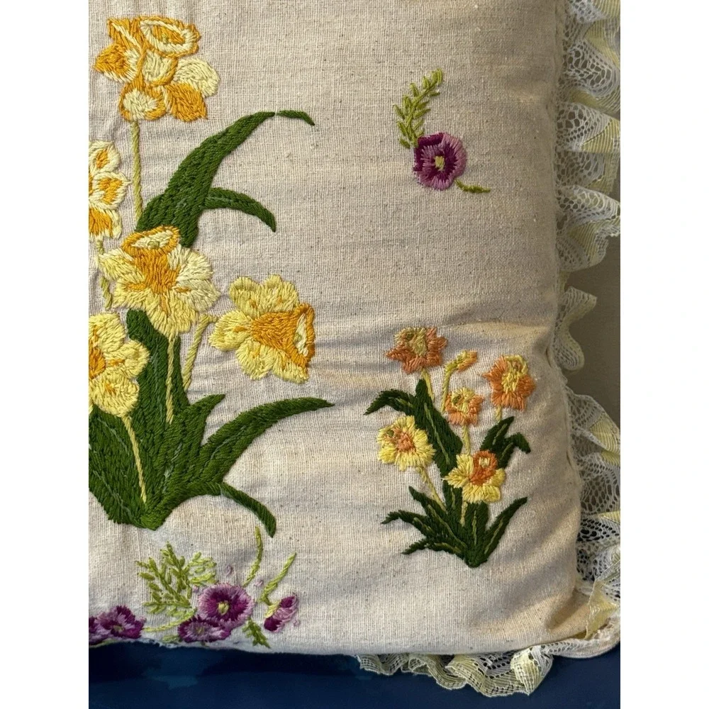 Vintage‎ Crewel Embroidered Floral Throw Pillow Lace Cottagecore
